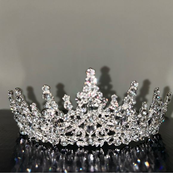 Beautiful crown. Great quality, can be used for casual, formal or elegant event - Picture 1 of 3